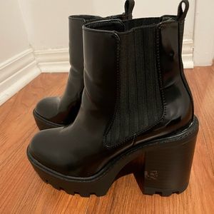 Zara booties, size 6. Never worn so they’re in great condition!
